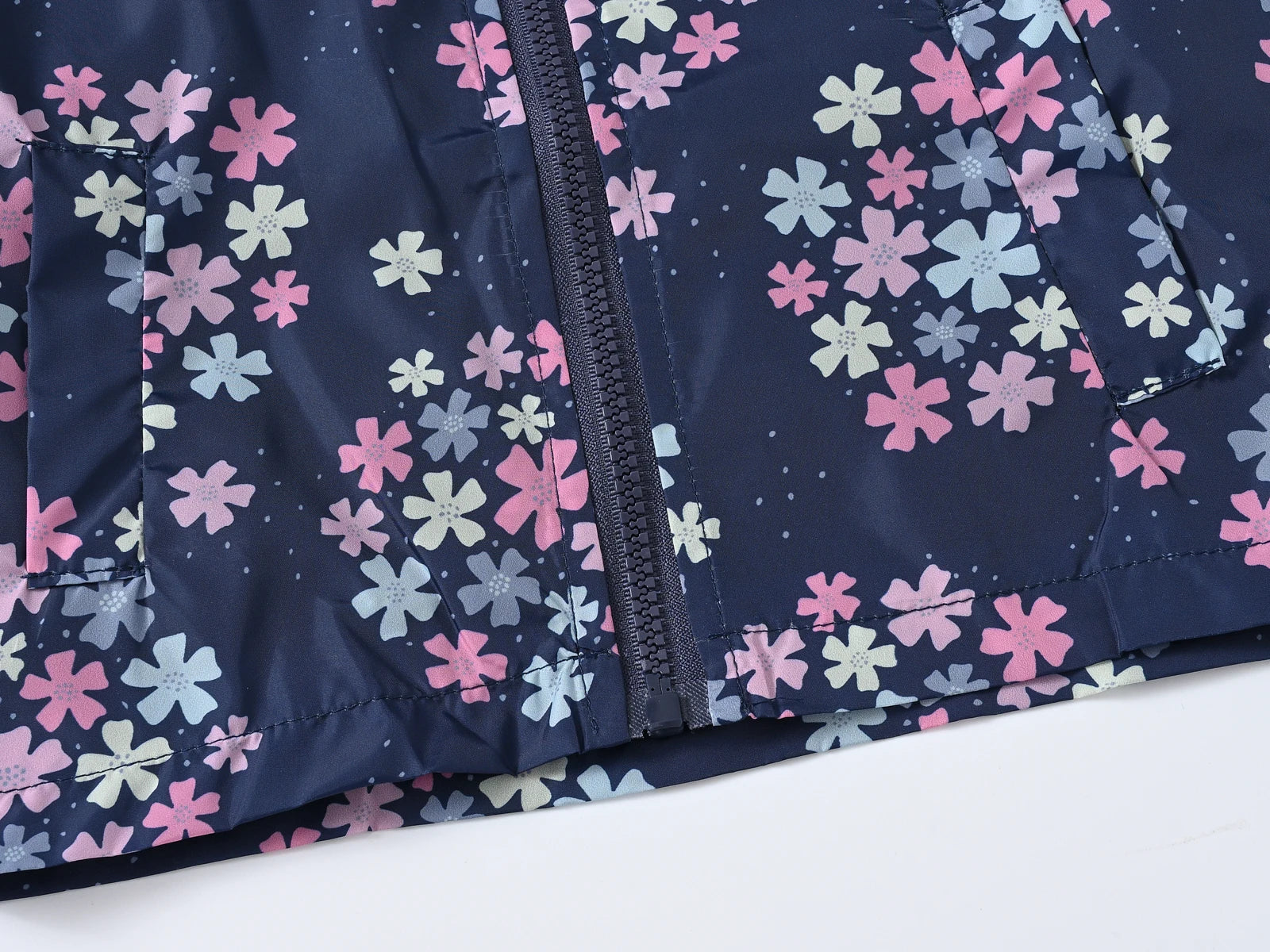 Boys' and girls' jackets are fashionable and comfortable, suitable for children aged 1-7T. Children's jackets