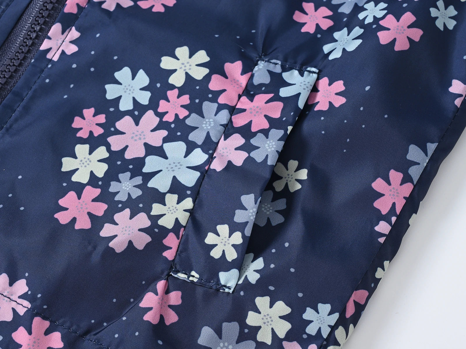 Boys' and girls' jackets are fashionable and comfortable, suitable for children aged 1-7T. Children's jackets